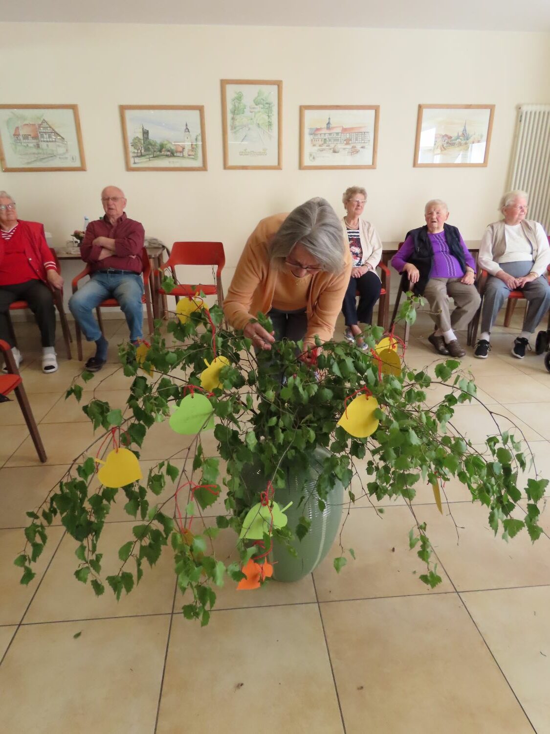 die Senior*innen am schmücken