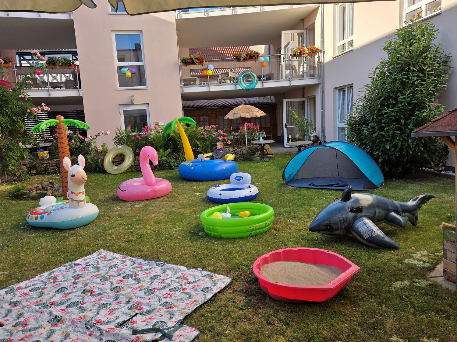 der Garten wurde sommerlich dekoriert
